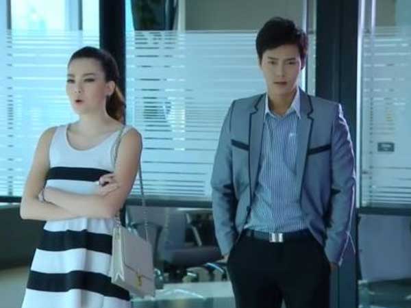 Chồng hí hoáy mở két sắt lấy tiền cho gái, vợ cười khẩy nói một câu khiến cuộc đời anh thê thảm
