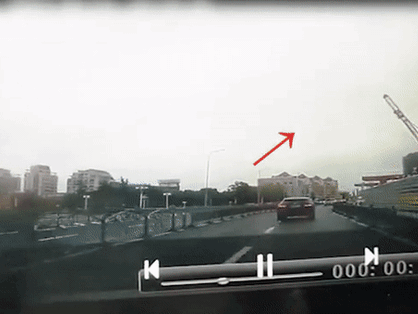 Clip: Cần cẩu bị gió mạnh thổi đổ sụp trúng ô tô trên đường, tính mạng tài xế nguy kịch