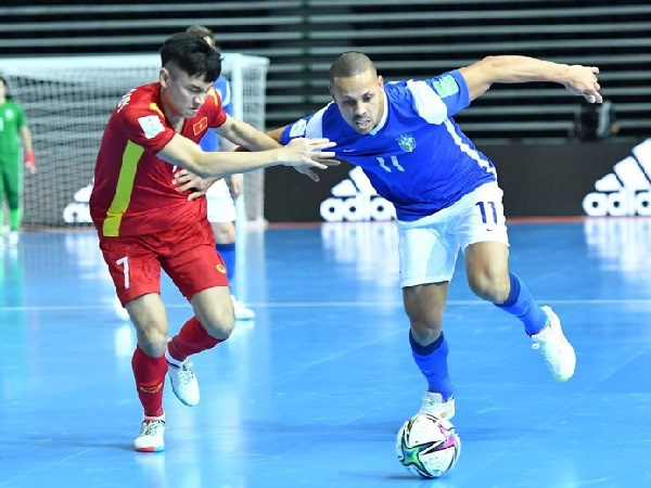 HLV futsal Việt Nam hạnh phúc vì chọc thủng lưới Brazil