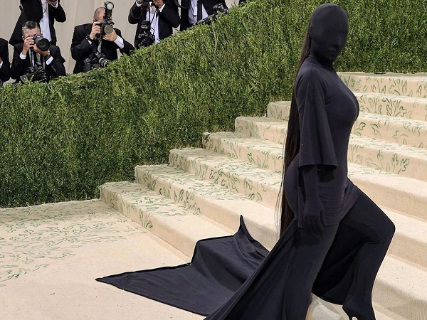 Những bộ cánh thảm họa, kỳ quái nhất thảm đỏ Met Gala 2021: Hóa ra không chỉ Kim Kardashian diện đồ 'ẩn thân'