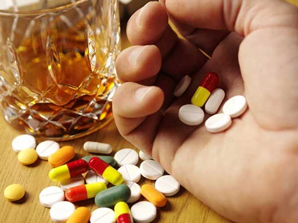 Tuyệt đối không uống rượu bia, dù chỉ 1 giọt khi dùng những loại thuốc này: Nội tạng bị phá nát, chẳng khác nào tự đầu độc chính mình
