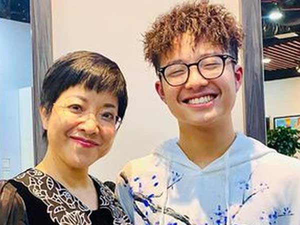 MC Thảo Vân hỏi đùa: 'Nên gọi mẹ bằng từ gì khác?', con trai trả lời 1 câu siêu tinh tế, bà mẹ nào nghe được cũng mát lòng lắm