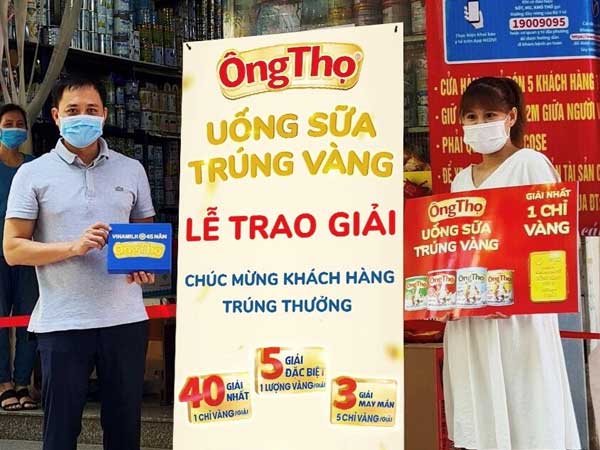 Lộ diện những khách hàng đầu tiên 'uống sữa Ông Thọ, trúng vàng'