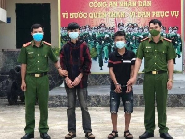Đặt mua iPhone trên mạng, hai thanh niên lừa shipper đến chỗ vắng rồi dùng kiếm cướp hàng