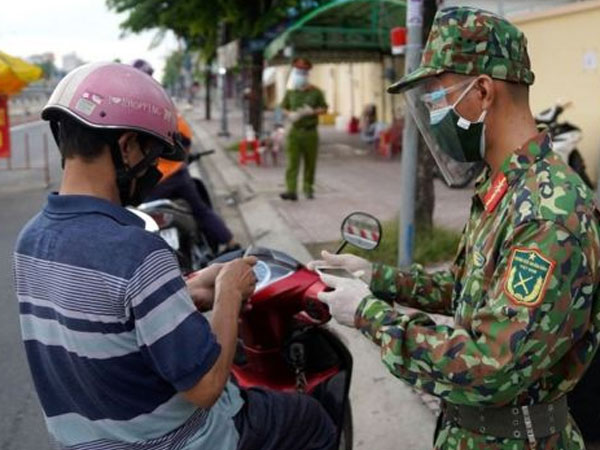 TP.HCM cấp thẻ xanh cho người trẻ ra đường, vậy người trên 65 tuổi phải làm sao?