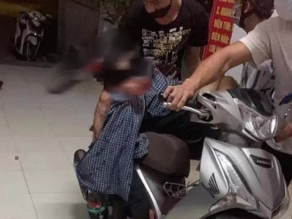 Kinh hãi dao cắm sâu vào đầu nam thanh niên sau cuộc truy sát