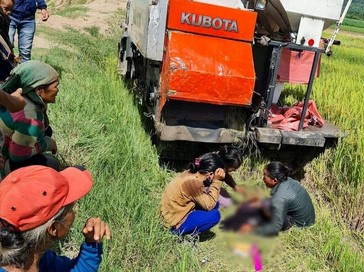 Bé trai 8 tuổi bị máy gặt lúa tông tử vong khi đang bắt chuột