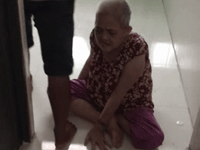 Thấy tiếng kêu cứu, người đàn ông lao tới phá cửa thì phát hiện bà cụ ngã dưới đất, quá trình giải cứu khiến dân tình thót tim