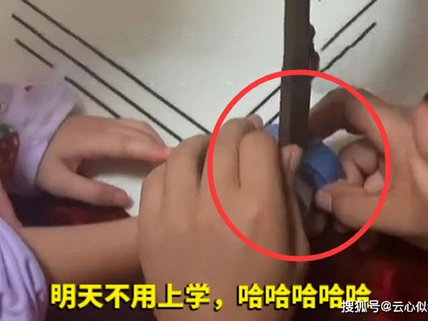 Kẹt ngón tay trong nắp cốc nước, bé gái vẫn khoái trá cười cho đến khi 'bị' giải cứu, nghe lý do ai cũng ôm bụng cười