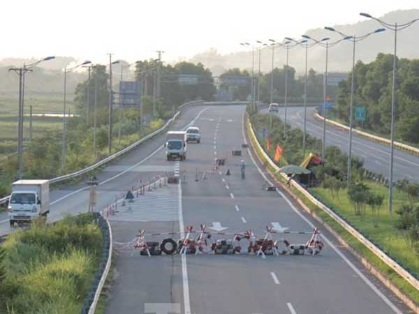 Cận cảnh cao tốc bị chặn ngang, buộc xe phải đi vòng để trả phí