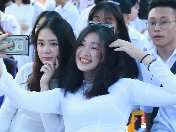 Cô giáo thông báo 'tin buồn', học trò lại tỏ vẻ thích thú khi phát hiện lí do đặc biệt này!