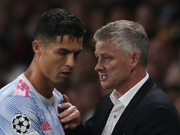 Fan chê HLV Man Utd 'lố bịch' khi thay Ronaldo bằng 'nghệ sĩ hài' chuyền cho đối thủ ghi bàn