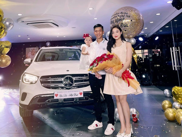 Vừa xin nghỉ về thăm vợ con, tiền vệ Phan Văn Đức sắm liền Mercedes-Benz GLC giá hơn 2 tỷ