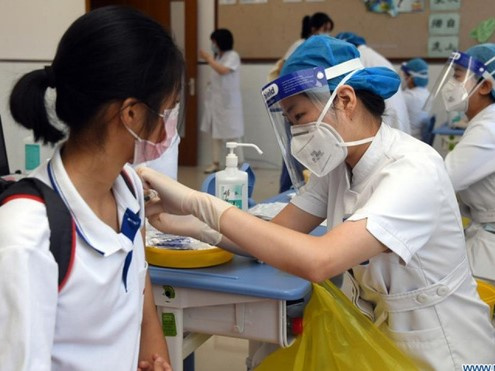 Trung Quốc hoàn thành tiêm vaccine Covid-19 cho 91% học sinh từ 12-17 tuổi