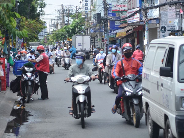 TP.HCM: Dân thong dong tập thể dục, đi chợ, quán ăn nhộn nhịp sau thông tin quận 7 thí điểm mở cửa trở lại
