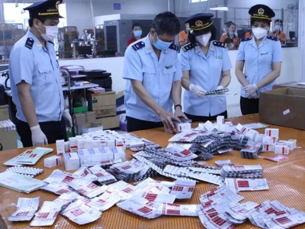 CLIP: Hơn 60.000 viên thuốc điều trị Covid-19 'nguỵ trang' là quà biếu về Việt Nam