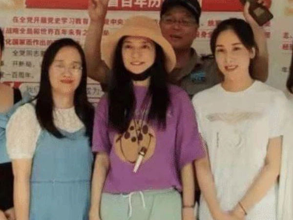 HOT: Triệu Vy lần đầu lộ diện sau 20 ngày nổ ra scandal thanh trừng toàn diện, dập tan tin đồn trốn sang Pháp và bị Interpol truy nã
