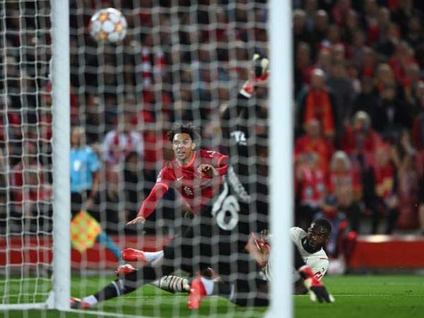 Kết quả Liverpool 3-2 Milan: Công làm thủ phá, Liverpool may mắn có 3 điểm