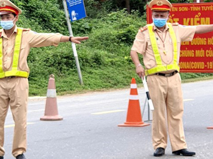 Hà Nội: Tháo dỡ 39 chốt kiểm soát, bỏ kiểm tra giấy đi đường 'vùng xanh'