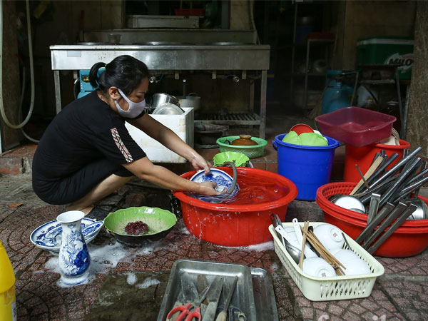 Người Hà Nội vui như Tết về sớm, chủ hàng ăn tất bật dọn dẹp chờ qua 'giao thừa' để đón khách trở lại
