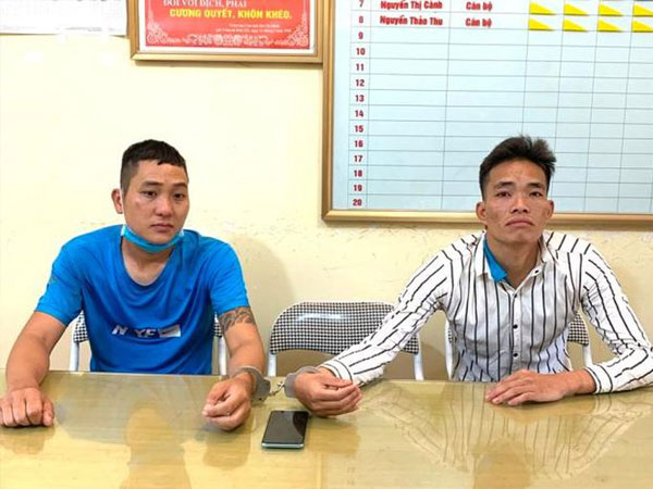 Ngồi chơi trước cửa nhà, 3 cháu bé bị cướp giật điện thoại