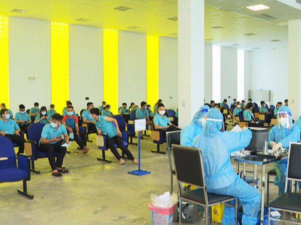 Giám đốc Trung tâm Y tế mất chức vì tiêm sai đối tượng: 'Thấy vắc xin còn dư nên tiêm cho doanh nghiệp'