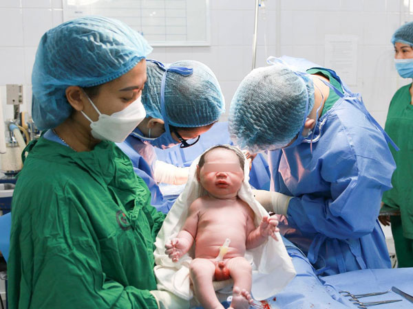 Chồng U70, vợ U60 đón con đầu lòng sau 30 năm hiếm muộn