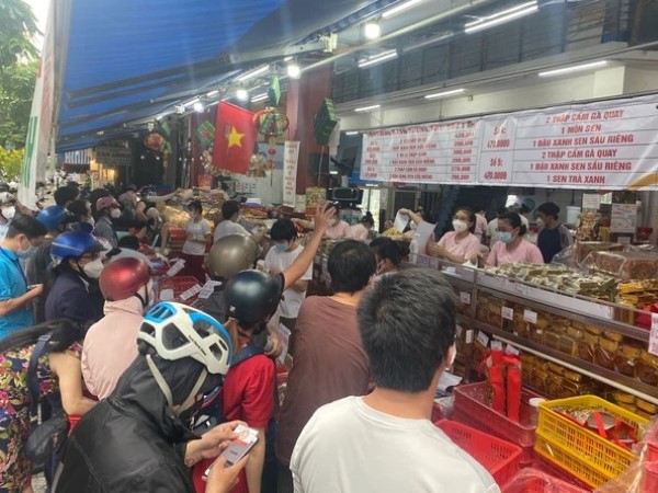 Hàng trăm người Sài Gòn chen chúc xếp hàng chờ mua bánh Trung thu giữa lúc giãn cách
