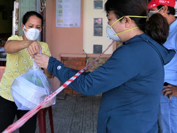 Ảnh: Chủ quán ăn ở Đà Nẵng rơm rớm nước mắt vì mừng, người dân 'vùng xanh' phấn khởi 'chia tay' những bữa sáng... mì tôm