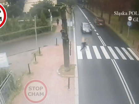 Bị ô tô húc văng khi sang đường, cô gái vẫn đứng dậy đi lại bình thường