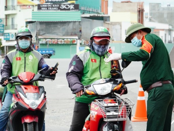 Hôm nay shipper được giao hàng liên quận, phí vận chuyển vẫn chưa giảm