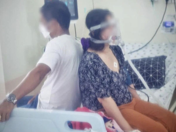 Rơi nước mắt trước hình ảnh 2 vợ chồng mắc Covid-19 ngồi trên giường bệnh, dựa lưng vào nhau để cùng tập từng nhịp thở