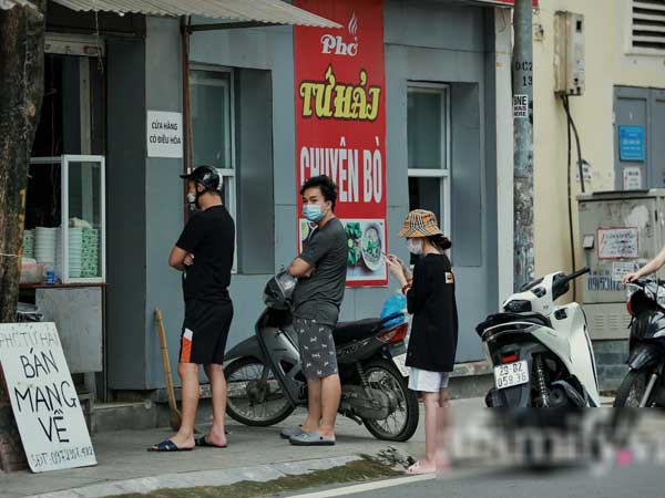 Người Hà Nội xếp hàng chờ mua phở, bún chả sau gần 2 tháng giãn cách, hiệu sách, tiệm sửa xe phủi bụi, cuộc sống 'bình thường mới' bắt đầu!