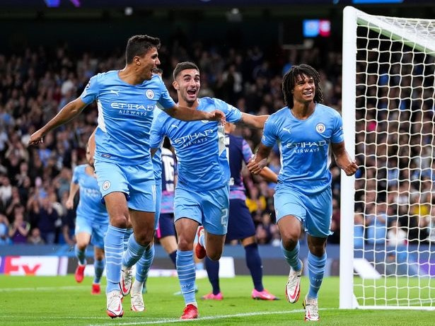 Sao Man City nhận tin cực buồn khi trận đấu tại Champions League đang diễn ra
