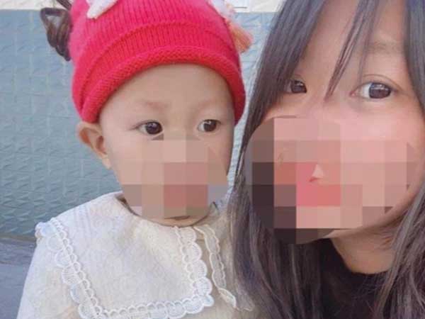 Bé gái 17 tháng tử vong bất thường sau khi cán bộ làng đưa đi toilet, loạt động thái khó hiểu của người mẹ rơi vào tâm điểm chỉ trích