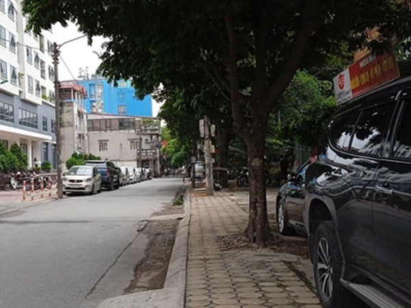 Vụ bé gái 6 tuổi tử vong nghi do bạo hành ở Hà Nội: Con bé rất ngoan và xinh xắn, hàng xóm không hay biết gì cho tới khi bố mẹ bế con đi cấp cứu