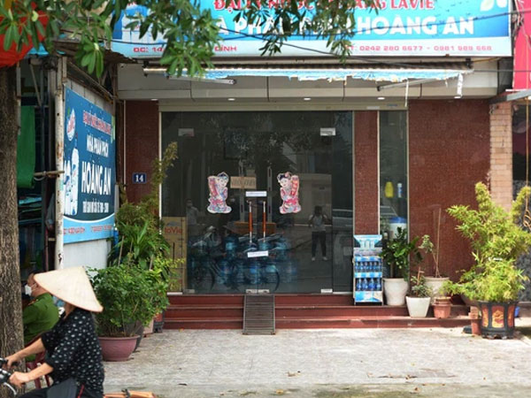 Vụ bé gái 6 tuổi ở Hà Nội bị bố đánh trước khi tử vong: Hàng xóm kể phút bố gào khóc gọi con, đập đầu vào cửa kính 'đòi chết theo con'