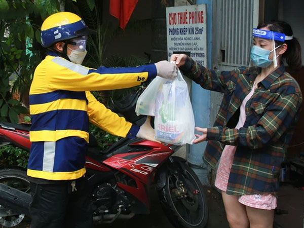 Ảnh: Một quận ở Hà Nội thí điểm 'đi chợ hộ cho người dân' bằng xe công nghệ qua ứng dụng giao hàng