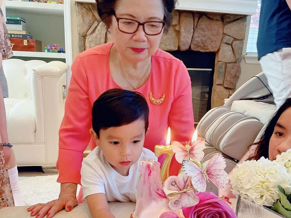Lần đầu tiên mẹ chồng quyền lực của Phạm Hương lộ diện, hành động nhỏ đã tiết lộ mối quan hệ với con dâu