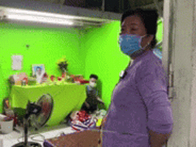 Bé trai 6 tuổi đã mồ côi mẹ, nằm canh bàn thờ không rời nửa bước: 'Con ở lại đốt nhang cúng cho mẹ'