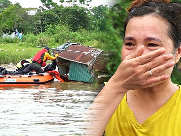 Xuồng hơi lướt sóng sông Hồng, chở hàng trăm suất quà đến từng căn nhà nổi