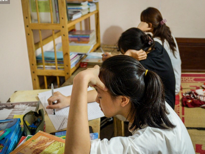 Hà Nội: Cặp vợ chồng có 6 con học online nhưng nhà có duy nhất 2 điện thoại, thầy hiệu trưởng cho mượn 1 chiếc
