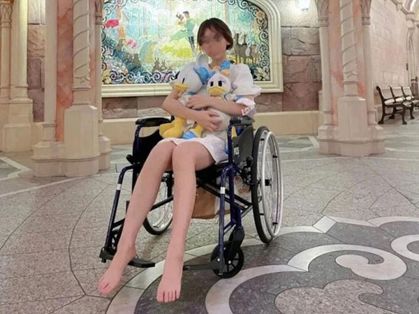 Góc khó hiểu: Giới trẻ Trung Quốc thuê xe lăn ở Disneyland vì... lười đi bộ?