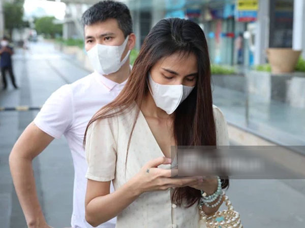 NÓNG: Thủy Tiên - Công Vinh đã có mặt tại ngân hàng, thông báo dời lịch livestream xuống 15h và tiết lộ có 18.000 trang sao kê chờ công khai!