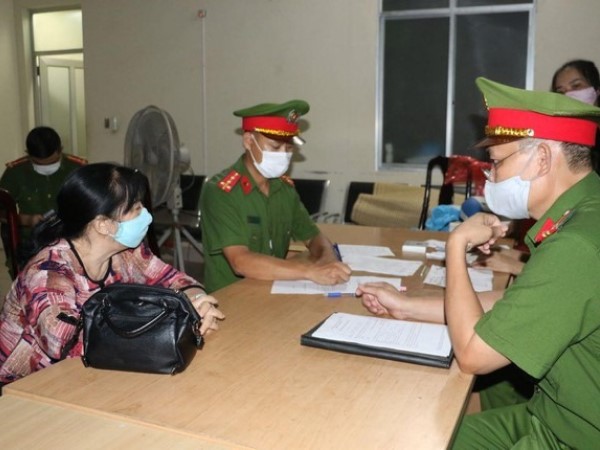 Tạm giam vợ chồng giám đốc sàn giao dịch bất động sản lừa đảo khách hàng