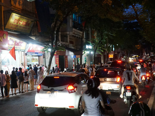 Hà Nội: Bảo Phương đóng cửa, người dân ùn ùn xếp hàng mua bánh trung thu ở các tiệm kế bên