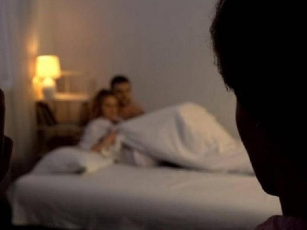 Con trai phát hiện bố ngoại tình liền bị bố cùng nhân tình giết chết, mẹ ruột biết chuyện nhưng có thái độ và hành động khó tin
