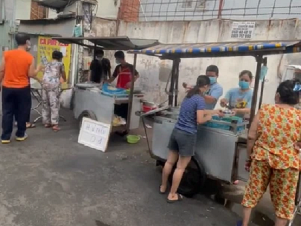 Hai xe hủ tiếu gõ 'buôn bán' giữa mùa dịch nhưng lại chẳng chịu lấy tiền của khách, hỏi ra mới biết sự thật quá bất ngờ
