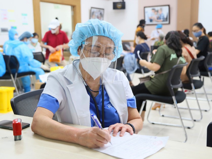 Nữ bác sĩ 72 tuổi tình nguyện đi chống dịch: ‘Không thể đứng ngoài cuộc chiến’