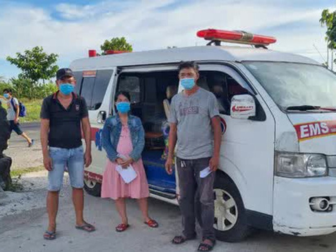 Bị giữ bằng lái, gã trai vẫn lấy xe cứu thương dỏm chở người về từ vùng có dịch
